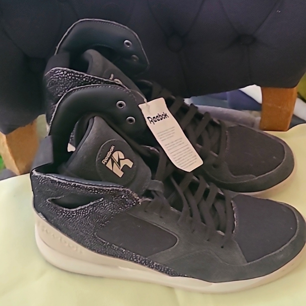 Brand New! Reebok Womens Hi-Top throw back joints size 8